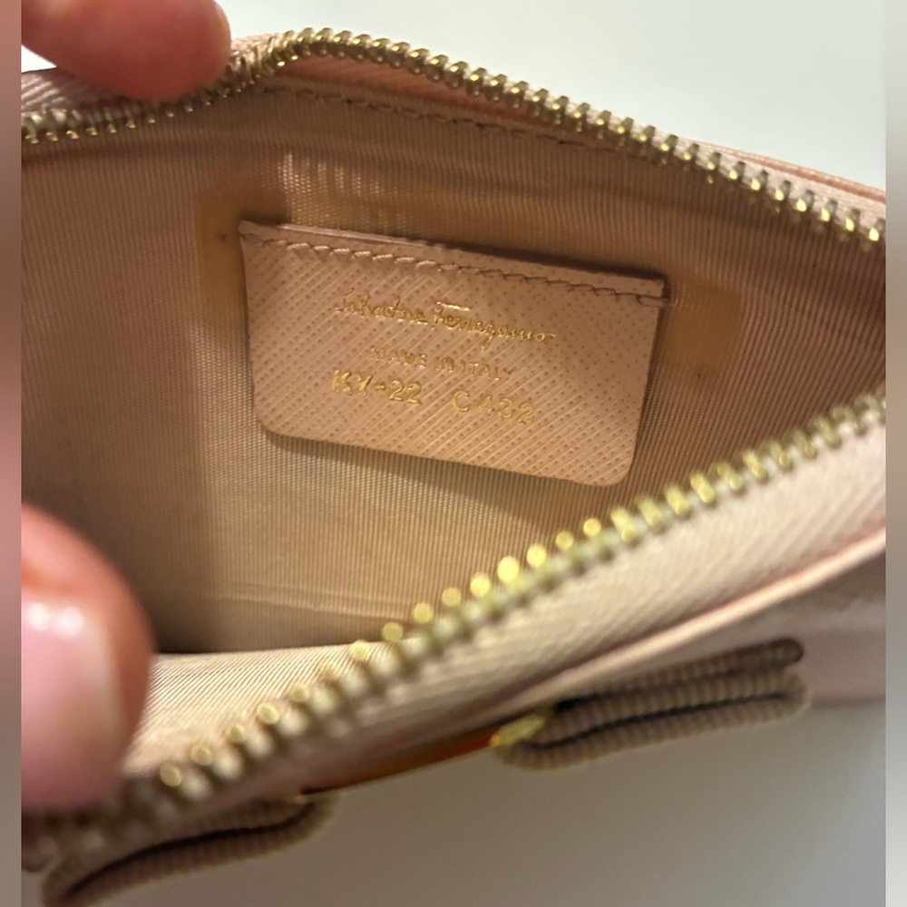 Salvatore Ferragamo EUC Vera Pink Zip Leather Clutch with Gold Accent KY-22 C432 - Picture 8 of 13